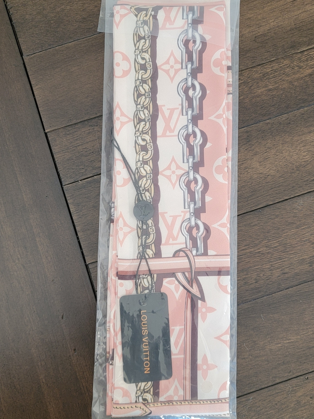 NWT Louis Vuitton Pink Monogram Chain Print Silk Twilly Scarf. Lovely Addition